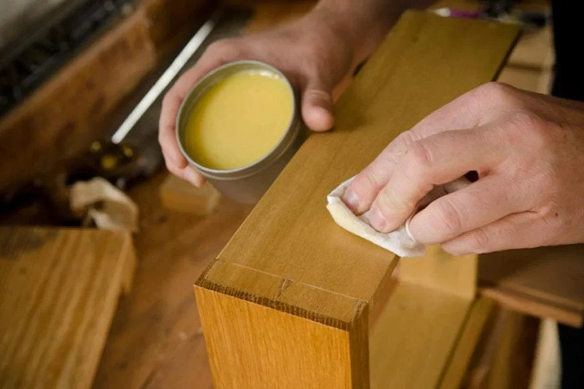 How do I wax a wood carving？